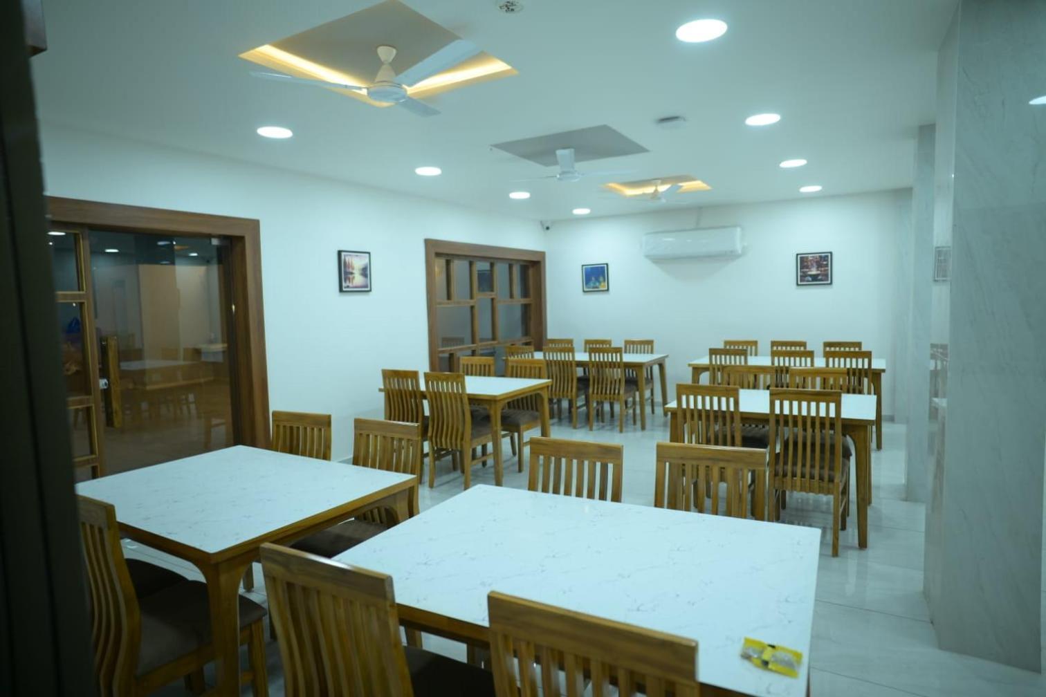 Hotel Aagman 팔란푸르 외부 사진